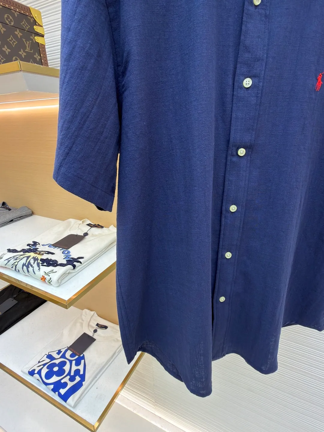 Ralph Lauren logo embroidered short-sleeved shirt ●Original version: Purchased and developed at 1590 ●Item number: 1682558-A20 ●Material: Linen cotton plain fabric ●Technology: Side-turned embedded stitching ●Color: Navy blue ●Version: Fitted version ●Weight: about 180 grams ●Size: S-M-L-XL ●Description: Selected high-quality linen cotton plain fabric with natural texture and breathability, tight and smooth Comfortable and close to the skin. Elegantly presented with a touch of deep black. The iconic red pony embroidery is like a smart musical note dancing on the black canvas. Simple but highly recognizable. The clever design of the outer I-shaped pleated split back yoke adds a sense of agility and elegance. The minimalist shape contains the soul of fashion. Imported machine embroidery technology is used. Advanced computer control systems and sophisticated mechanical components are used to achieve the iconic pony embroidery operation with high precision. The lines are smooth and delicate, using the side-turning and embedded stitching process. It is smooth and tidy. The whole fabric has been carefully washed. It has a better hand feel and texture. It is not easy to deform, shrink or fade, and maintains long-term beauty. The overall wiring is straight and delicate, the fabric is comfortable and soft, and the color is consistent without color difference. It can be matched with the same style to create a fashionable look and control various occasions. Customized accessories, complete with three standards, same style for men and women!